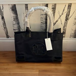 Brand new never used Tory Burch bag! Perfect size for everyday use.